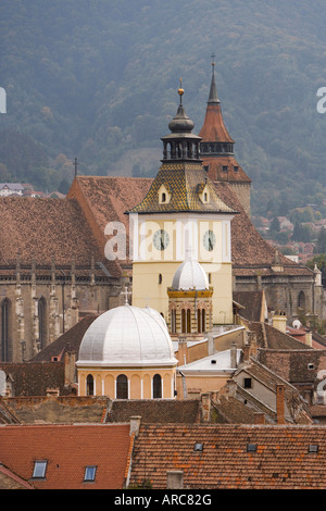 Piata Sfatului das Rat-Haus (Casa Sfatului) gekrönt von Trompetern Turm und die schwarze Kirche, Brasov, Siebenbürgen, Rumänien Stockfoto