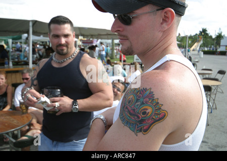 Miami Florida, Springs, River Water Festival, Festivals, Feier, Messe, ethnisch, Veranstaltung, Gemeinde, Nachbar, Messe, feiern, Männer, Männer, Erwachsene, Erwachsene, Tattoo, bsb Stockfoto