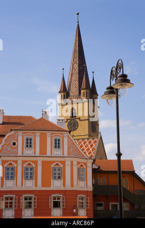 Bunt bemalten Häusern und die evangelische Kirche, Piata Huet, in das 12. Jahrhundert sächsische Stadt Sibiu, Siebenbürgen, Rumänien Stockfoto