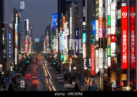 Chuo-Dori, erhöhte Ansicht in der Abenddämmerung entlang Tokios exklusivsten shopping Street, Ginza, Zentrum von Tokio, Honshu, Japan, Asien Stockfoto