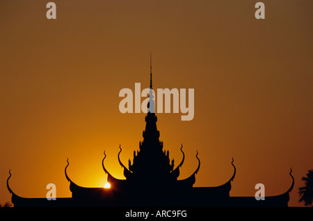 Sonnenuntergang, Dach des Nationalmuseum in Phnom Penh, Kambodscha, Indochina, Asien Stockfoto