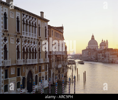 Blick entlang des Canal Grande in Richtung Santa Maria Della Salute von Academia Brücke, Venedig, Veneto, Italien Stockfoto