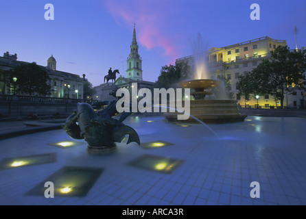 Brunnen am Trafalgar Square bei Nacht, London, England, UK, Europe Stockfoto