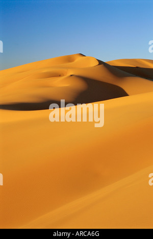 Sanddünen des Erg Chebbi, Sahara Wüste in der Nähe von Merzouga, Marokko, Nordafrika, Afrika Stockfoto