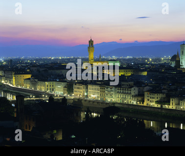 Blick über Stadt in der Nacht vom Piazzale Michelangelo, Florenz, Toskana, Italien, Europa Stockfoto
