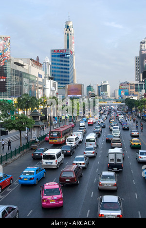 Verkehr reiht sich unterhalb der Bangkok Skytrain Bangkok Thailand viele Bewohner damit begonnen haben, Condomiums entlang den Himmel kaufen Stockfoto