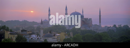 Panoramablick von Aya Sophia Mosque (Haghia Sofia) (Hagia Sophia) bei Dämmerung, UNESCO-Weltkulturerbe, Istanbul, Türkei, Europa Stockfoto