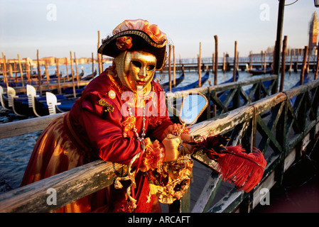 Porträt einer Person gekleidet in Karneval Maske und Kostüm, Karneval in Venedig, Venedig, Veneto, Italien, Europa Stockfoto