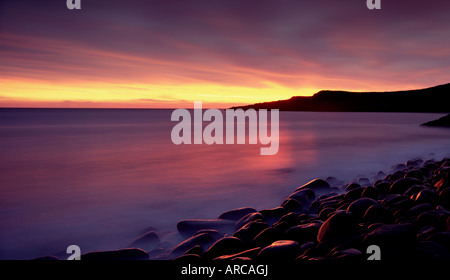 Sonnenaufgang über dem Embleton Bay, in der Nähe von Alnwick, Northumberland, England, Vereinigtes Königreich, Europa Stockfoto