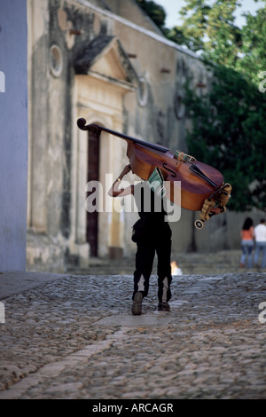 Musiker mit Kontrabass entlang der gepflasterten Straße, Plaza Mayor, Trinidad, Kuba, Karibik, Mittelamerika Stockfoto