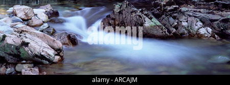 Fluss Nevis Felsen zwischen, Glen Nevis, in der Nähe von Fort William, Western Highlands, Schottland, Vereinigtes Königreich, Europa Stockfoto