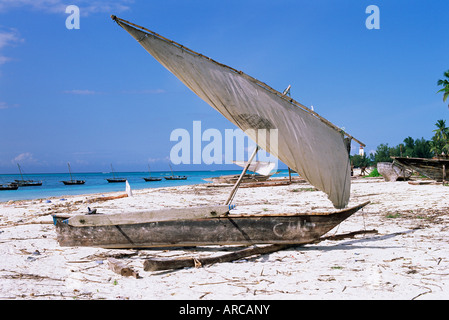 Dhau am Strand von Nungwi Insel Sansibar, Tansania, Ostafrika, Afrika Stockfoto