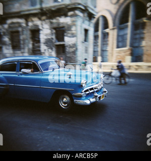 Verrissen Schuss eines alten blauen amerikanische Autos, Havanna, Kuba, Karibik, Mittelamerika Stockfoto