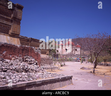 Ruinen des Palastes Gebäude in Mitla mit der Kirche San Pablo im Hintergrund Mitla Oaxaca Mexico Stockfoto