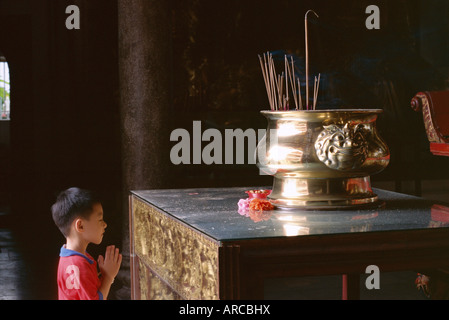 Junge beten am Kek Lok Si Temple, Penang, Kuala Lumpur, Malaysia, Asien Stockfoto