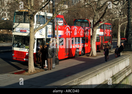 London Böschung Touristenbusse zu holen Bushaltestelle mit Passagiere über Bord Stockfoto