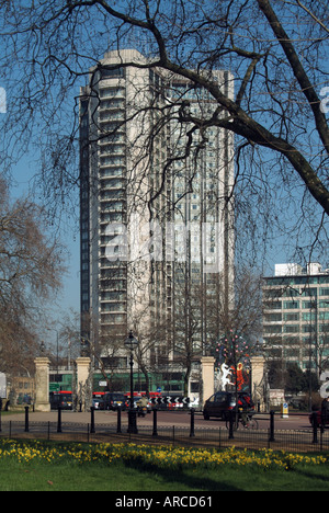 London Hyde Park & Park Lane Hilton Hotel Spring Narzissen Queen Elizabeth Gate auch bekannt als Queen Mother's Gate On South Carriage Drive England GB Stockfoto