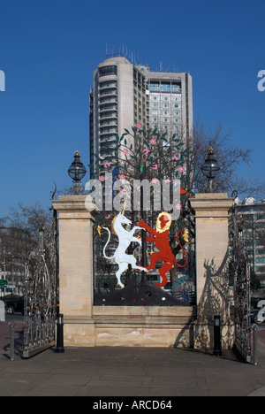 Londoner Queen Elizabeth Tor auch bekannt als Königin Mütter Tor über South Carriage Drive Hilton Hotel steigt über Stockfoto