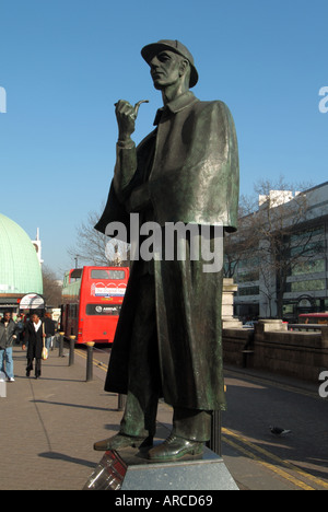 Straßenszene Ganzkörperskulptur Sherlock Holmes als Bronzestatue des Bildhauers John Doubleday mit Rohrumhang und Hut in der Nähe der Baker Street London UK Stockfoto