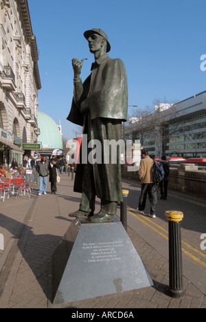 Straßenszene Ganzkörperskulptur Sherlock Holmes als Bronzestatue des Bildhauers John Doubleday mit Rohrumhang und Hut in der Nähe der Baker Street London UK Stockfoto