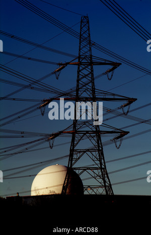 Britische Energys Sizewell B Nuclear Power Station Kuppel mit Pylon tagsüber erschossen manipuliert, um dunkel aussehen als ob Mondlicht Stockfoto