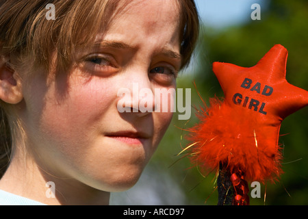 Hartnäckige junges Mädchen mit Spielzeug Zauberstab - Aufstand Stockfoto