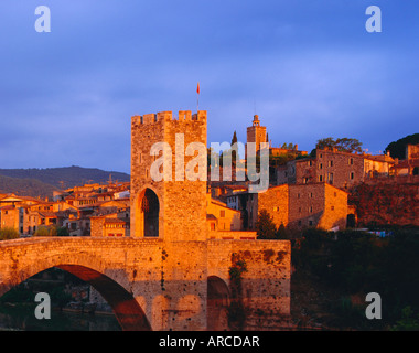 Das mittelalterliche Dorf Besalú in der Nähe von Girona, Katalonien, Spanien, Europa Stockfoto