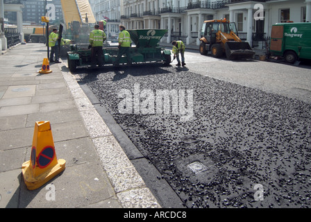 London South Kensington Maschinen bei der Arbeit, die Verlegung der neuen Asphaltstraße Oberfläche Stockfoto