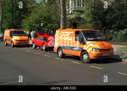 Dammstraße in London zwei Ford Transit RAC-Rettungswagen, die an einem Pannenfall teilnahmen, aufgebockter roter Wagen auf doppelten roten Linien in England Großbritannien Stockfoto