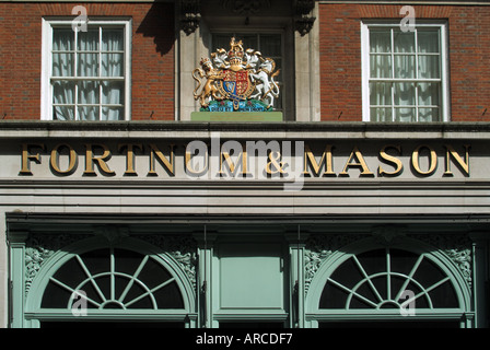 London Fortnum & Mason Fassade und Geschäft unterzeichnen ein großes, gehobenes Kaufhaus-Geschäft mit Royal Warrant Wappen in Piccadilly London England Großbritannien Stockfoto