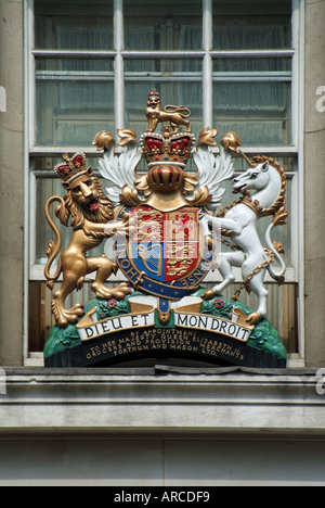 Fortnum & Mason gehobenes Kaufhaus in London ein Royal Warrant Wappen über dem Eingang in Piccadilly, ausgezeichnet von der Queen & The Prince of Wales UK Stockfoto