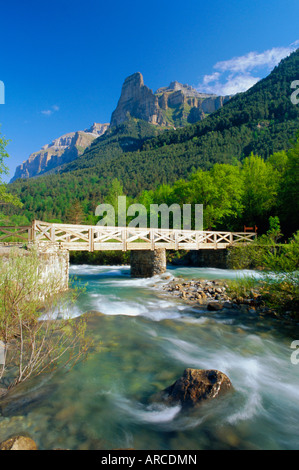 Brücke über den Fluss Arazas, Huesca (Pyrenäen), Ordesa Nationalpark, Aragon, Spanien, Europa Stockfoto