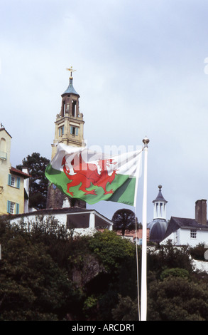 walisische roter Drache Ddraig Goch Flagge über Portmeirion Dorf Gwynedd Wales keine 2320 Stockfoto