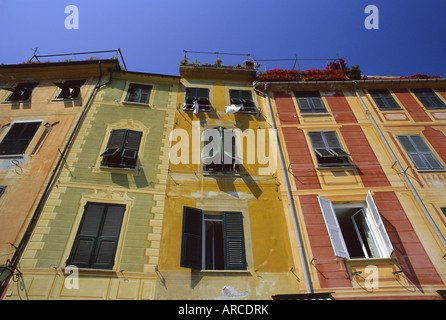 Bunte Trompe oeuil Fassaden durch den Hafen von Portofino, Portofino Halbinsel, Ligurien, Italien, Europa Stockfoto