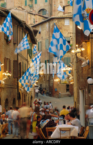 Palio-Bankett für Mitglieder der Onda (Welle) Contrada, Siena, Toskana, Italien, Europa Stockfoto