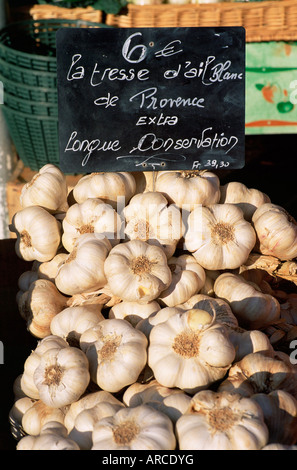 Knoblauch für den Verkauf auf dem Markt in Cours Saleya, Nizza, Alpes Maritimes, Cote d ' Azur, Provence, Frankreich, Europa Stockfoto