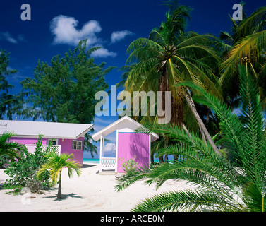 Bunte Strandhütte unter Palmen, Rum Point, Grand Cayman, Cayman-Inseln, West Indies, Karibik, Mittelamerika Stockfoto