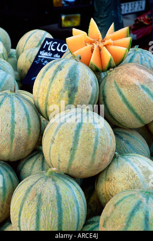 Melonen zum Verkauf auf Markt in der Rue Sainte Claire, Annecy, Haute-Savoie, Rhône-Alpes, Frankreich, Europa Stockfoto