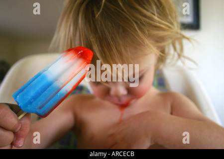 Kind essen roten weißen und blauen Eis am Stiel Stockfoto