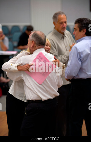 Zwei Viertel Grundstücksmakler in Südkalifornien grüßen einander Stockfoto