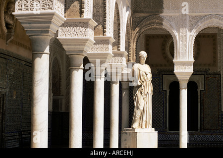 Im Mudéjar-Stil Bögen und griechische Statue von Athene im Patio Principal, Casa de Pilatos, Sevilla, Andalusien (Andalusien), Spanien, Europa Stockfoto