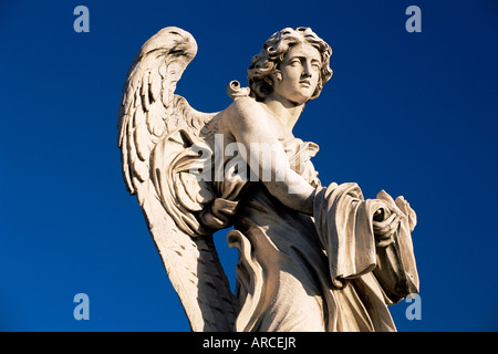 Einer der Gian Lorenzo Bernini 17. Jahrhundert Stein Engel auf der Ponte Sant'Angelo, Rom, Latium, Italien, Europa Stockfoto