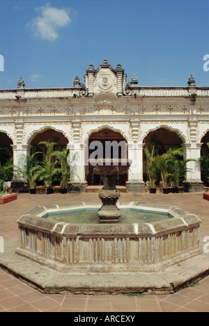 Universität von San Carlos (1681), jetzt Colonial Kunstmuseum, Antigua, Guatemala, Mittelamerika Stockfoto