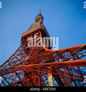 Tokyo Tower, 330m Rundfunks Turm mit Anzeigen von Plattformen, Roppongi, Tokyo, Japan Stockfoto