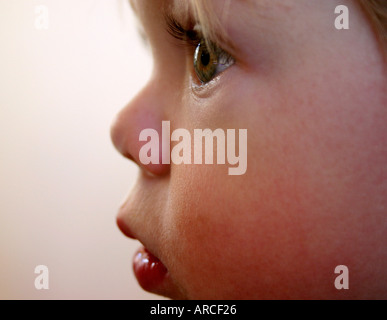 Closeup Gesichtsprofil Kleinkindes mit ernsten Ausdruck Stockfoto