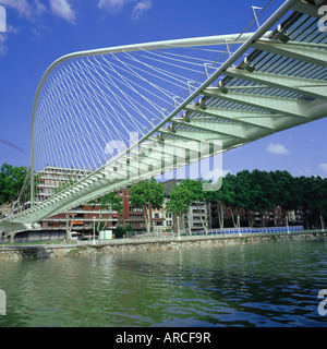 Zubizuri geschwungene Fußgängerbrücke über den Fluss Bilbao, Bilbao, Pais Vasco (Vizcaya), Spanien, Europa Stockfoto