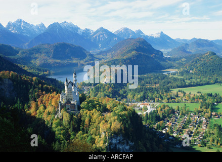 Neuschwanstein und Hohenschwangau Schlösser, Alpsee und Tannheimer Alpen, Allgäu, Bayern, Deutschland, Europa Stockfoto