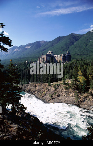 Bow River und Banff Springs Hotel, Banff Nationalpark, Rocky Mountains, Alberta, Kanada, Nordamerika Stockfoto