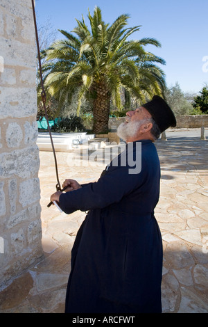 Kirche Glocke Klingeln  Griechisch-orthodoxen zypriotischen Priester, griechisch-zypriotischen Geistlichen, Geistlichen, Klerus in Dhrousia Süd-Zypern Stockfoto