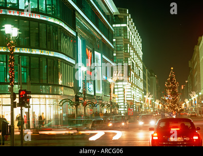 Die Friedrichstraße Berlin zur Weihnachtszeit mit einem Weihnachtsbaum Stockfoto